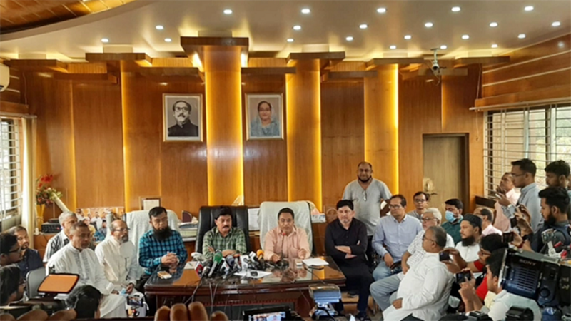 ‘নিউমার্কেট এলাকায় দ্রুত দোকান খুলে দেওয়া হবে’
