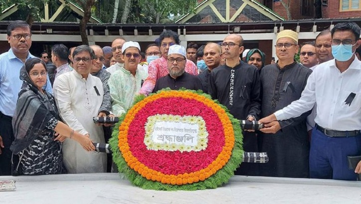 বঙ্গবন্ধুর প্রতিকৃতিতে নবনিযুক্ত ১১ বিচারপতির শ্রদ্ধা