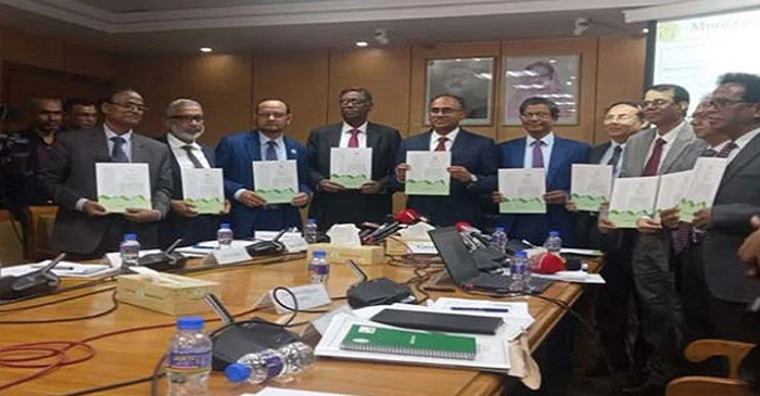 ধাক্কায় বাংলাদেশের অর্থনীতি পড়ে যাবে না: গভর্নর