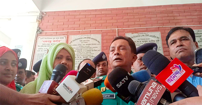 বনানী বিদ্যা নিকেতনে সস্ত্রীক ভোট দিলেন ডিএমপি কমিশনার