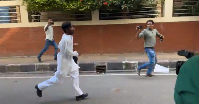 উপ-নির্বাচনের ভোটকেন্দ্রে হিরো আলমকে ধাওয়া