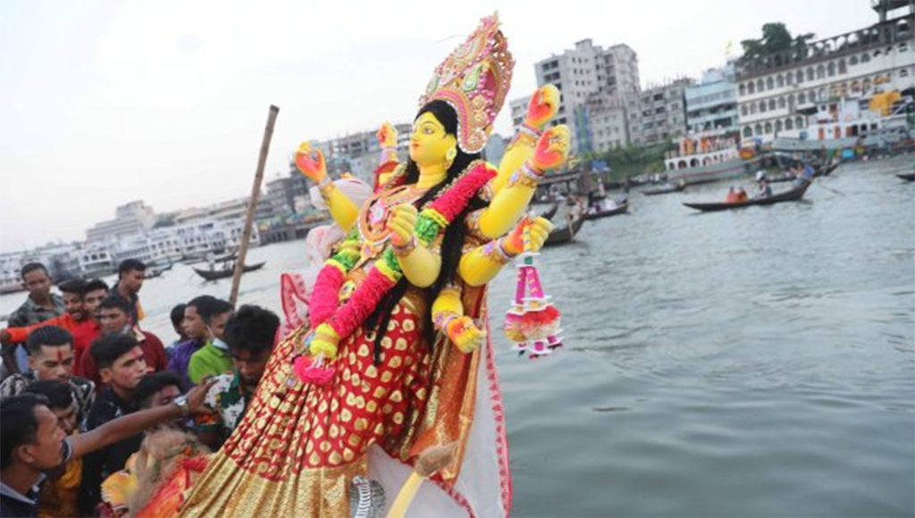 প্রতিমা বিসর্জনের মধ্য দিয়ে শেষ হচ্ছে শারদীয় দুর্গাপূজা