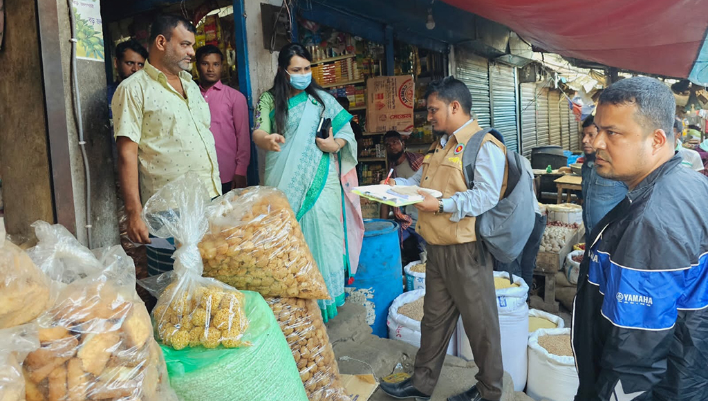 কালীগঞ্জে চার ব্যবসায়িকে অর্ধলক্ষাধীক টাকা জরিমানা