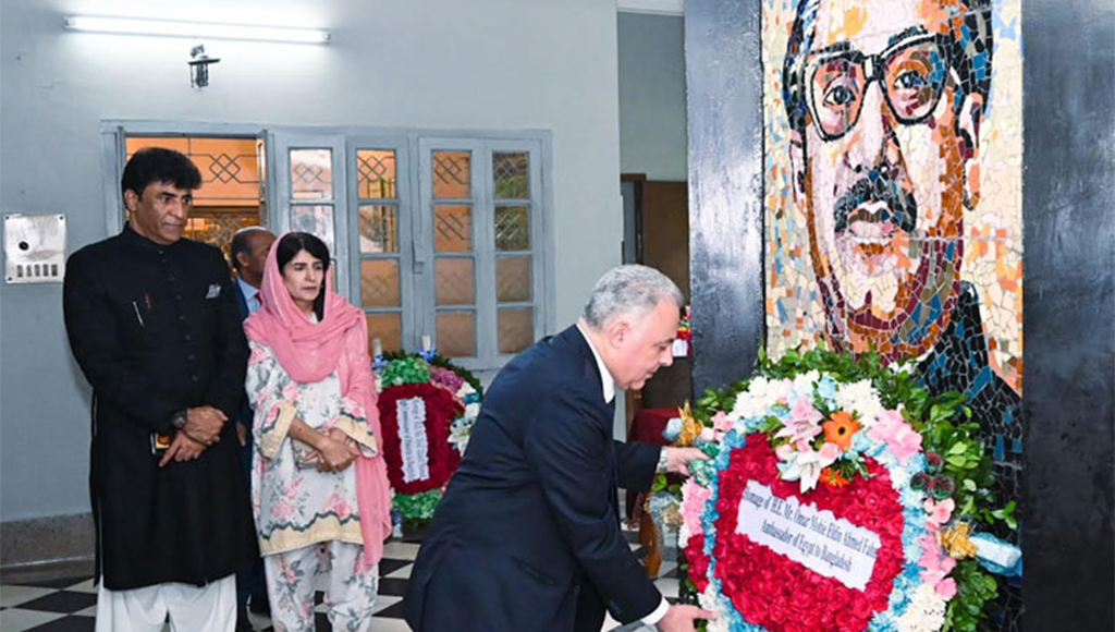 বঙ্গবন্ধুর প্রতিকৃতিতে চার দেশের রাষ্ট্রদূতের পুষ্পস্তবক অর্পণ