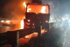 কালিয়াকৈরে রডবোঝাই ট্রাক থামিয়ে আগুন