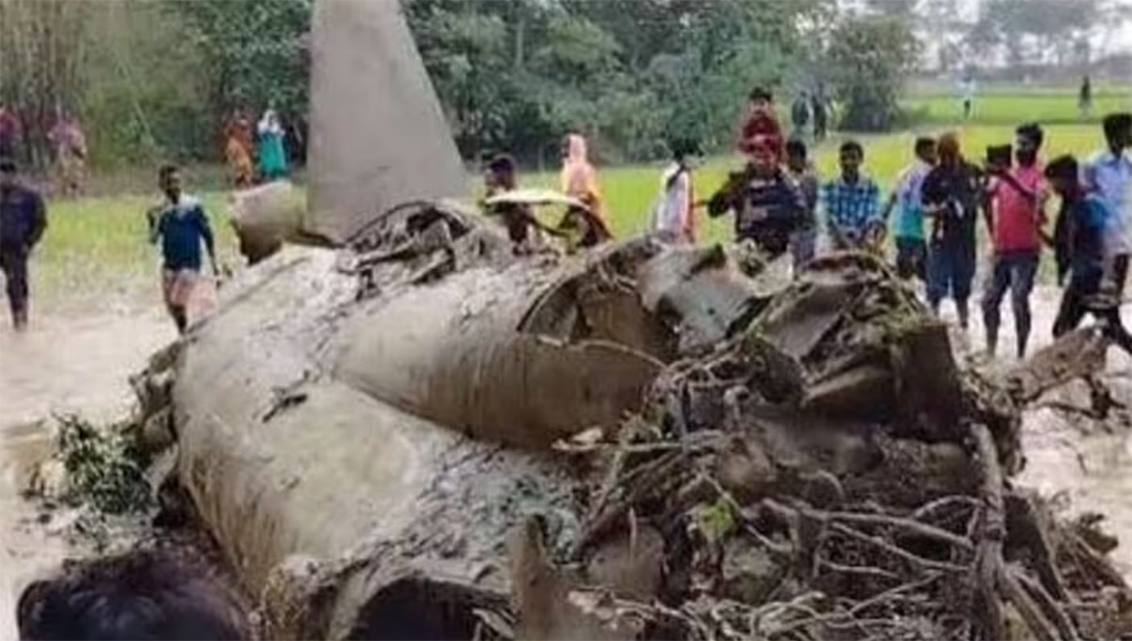 ভারতীয় যুদ্ধবিমান বিধ্বস্ত, প্রাণে বাঁচলেন দুই পাইলট