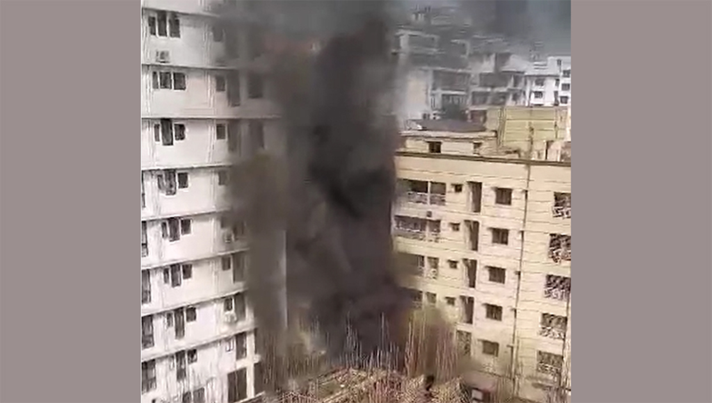 এলিফ্যান্ট রোডে ১০ তলা আবাসিক ভবনে আগুন