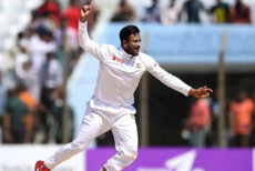 দিনের প্রথম উইকেট শিকার সাকিবের