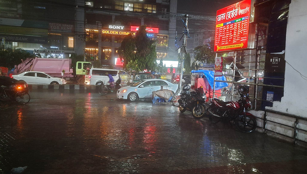 রাজধানীতে হঠাৎ বৃষ্টি, জনমনে স্বস্তি