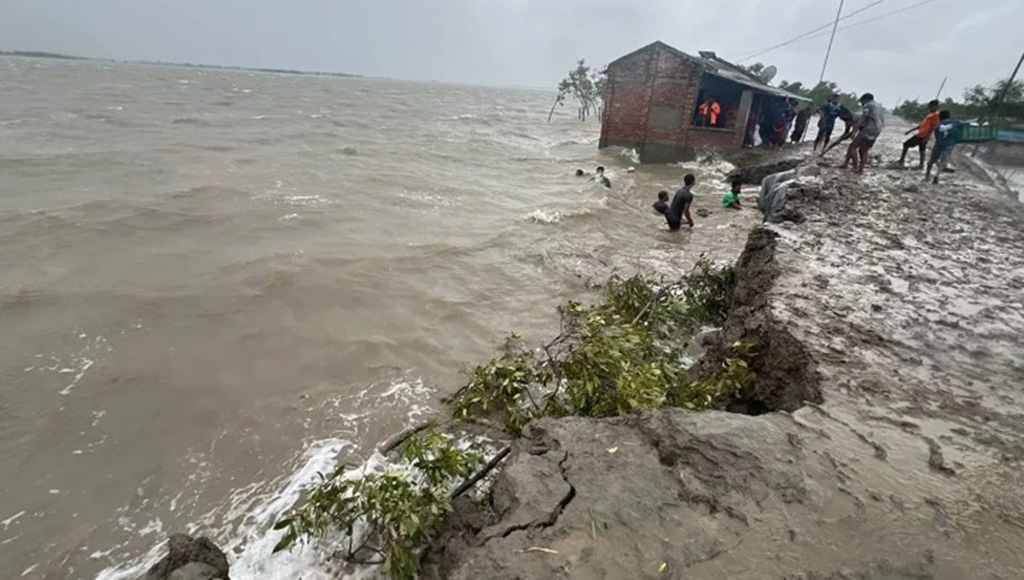 ঘূর্ণিঝড় রেমালের আঘাতে সারাদেশে ৬১ কি.মি বাঁধের ক্ষতি