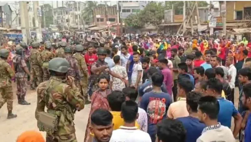 আশুলিয়ায় সড়ক অবরোধ করে শ্রমিকদের বিক্ষোভ, বন্ধ ৫২ কারখানা