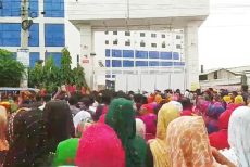 গাজীপুরে ১২ দফা দাবিতে পোশাক শ্রমিকদের বিক্ষোভ