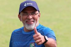 হাথুরুসিংহের বিদায়ের ঘণ্টা বেজে উঠেছে