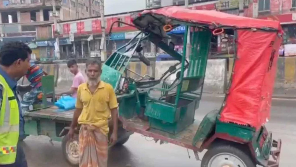 গাজীপুরে কাভার্ড ভ্যানের চাপায় অটোরিকশার যাত্রী নিহত ১, আহত ৩
