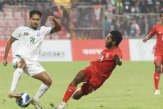 জনির অবিশ্বাস্য গোলে সমতায় ফিরে বিরতিতে বাংলাদেশ