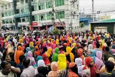 গাজীপুরে পোশাক শ্রমিকদের সড়ক অবরোধ