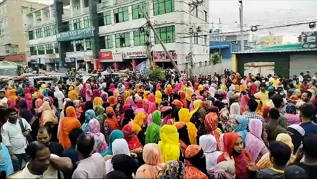 গাজীপুরে পোশাক শ্রমিকদের সড়ক অবরোধ