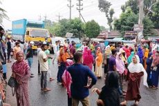গাজীপুরে শ্রমিকদের সড়ক অবরোধ, যানজটে যাত্রীদের ভোগান্তি