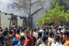 গাজীপুরে পোশাক শ্রমিক-এলাকাবাসীর সংঘর্ষ, কারখানায় আগুন