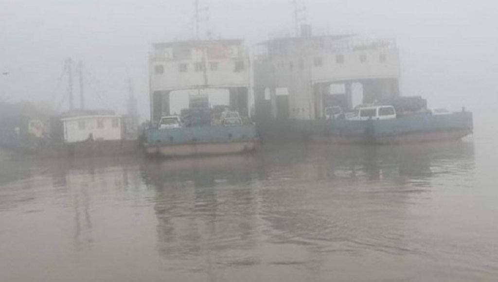 ঘন কুয়াশায় বন্ধ পাটুরিয়া-দৌলতদিয়ায় ফেরি চলাচল