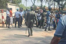 কক্সবাজারে বিমান বাহিনীর সাথে জনতার সংঘর্ষে নিহত ১, আহত ১০