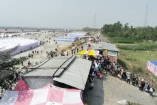 তিস্তাপাড়ে জড়ো হচ্ছে মানুষ, কণ্ঠে ‘জাগো বাহে তিস্তা বাঁচাই’ স্লোগান