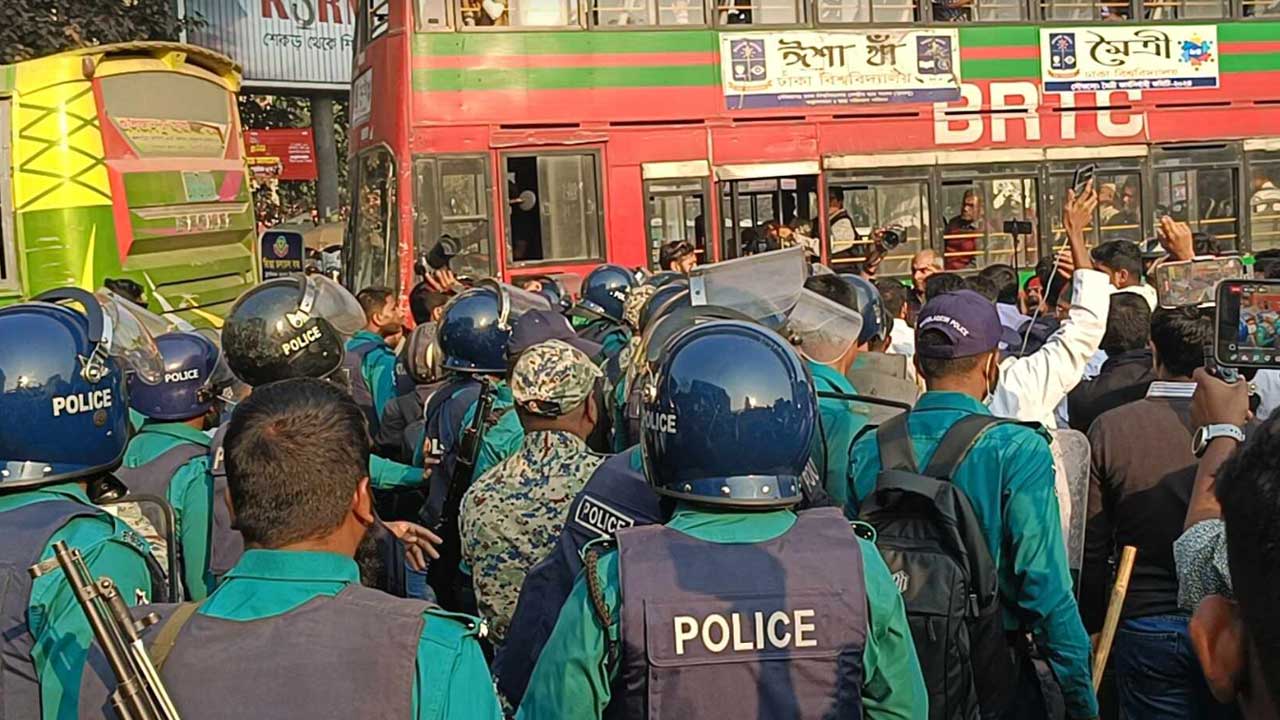 সচিবালয় অভিমুখে ম্যাটস শিক্ষার্থীদের লং মার্চ শুরু