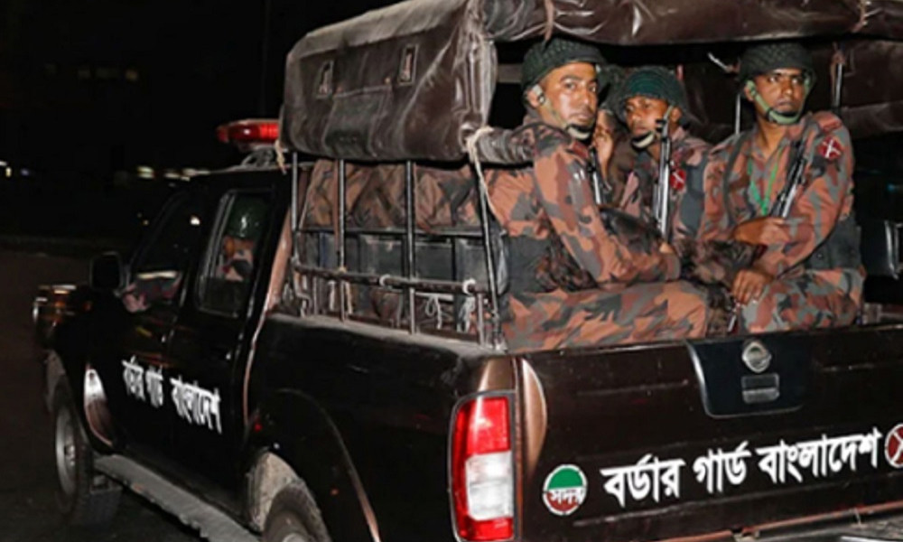 স্বরাষ্ট্রের মন্ত্রণালয়ের নির্দেশে রাজধানীতে নেমেছে বিজিবি