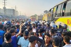 গাজীপুরে মহাসড়ক অবরোধ করে শ্রমিকদের বিক্ষোভ