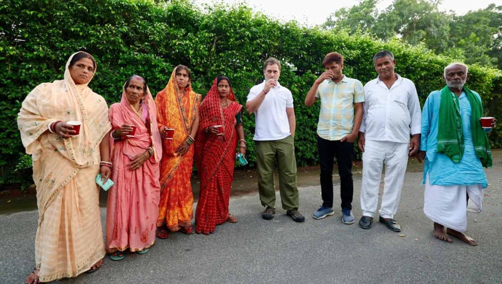 ‘মৃত’ ভোটারদের সঙ্গে চা খেলেন রাহুল গান্ধী